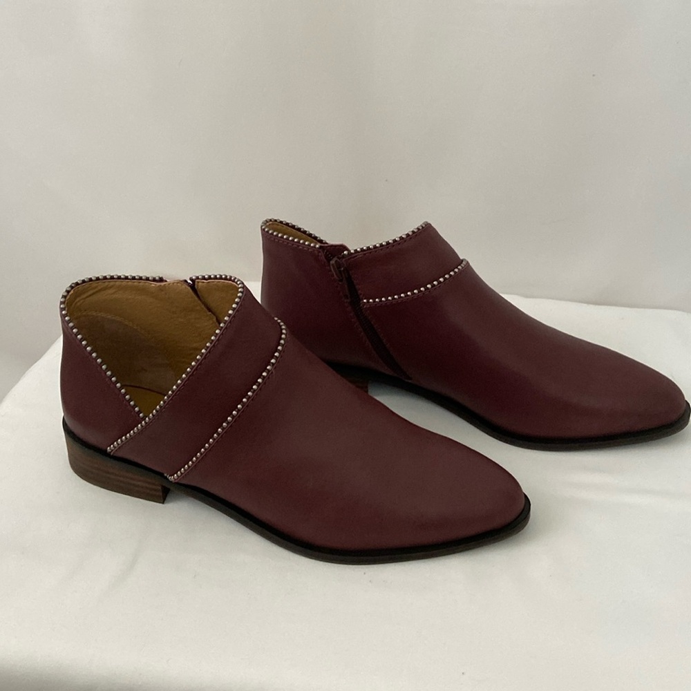 NWOT. A pair of Lucky Brand leather ankle boots. Size 9.5M. Manmade sole.